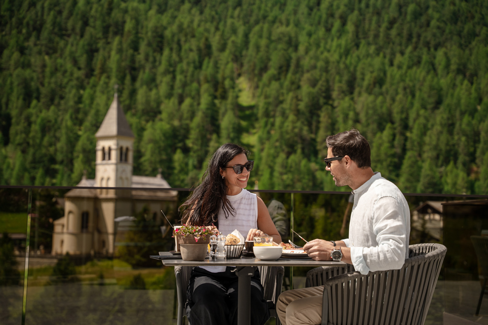 Wellnessurlaub - Südtirol  - Essen auf der Sonnenterrasse mit Bergpanorama - 4-Sterne-Superior Alpin Spa Hotel die Post in Südtirol