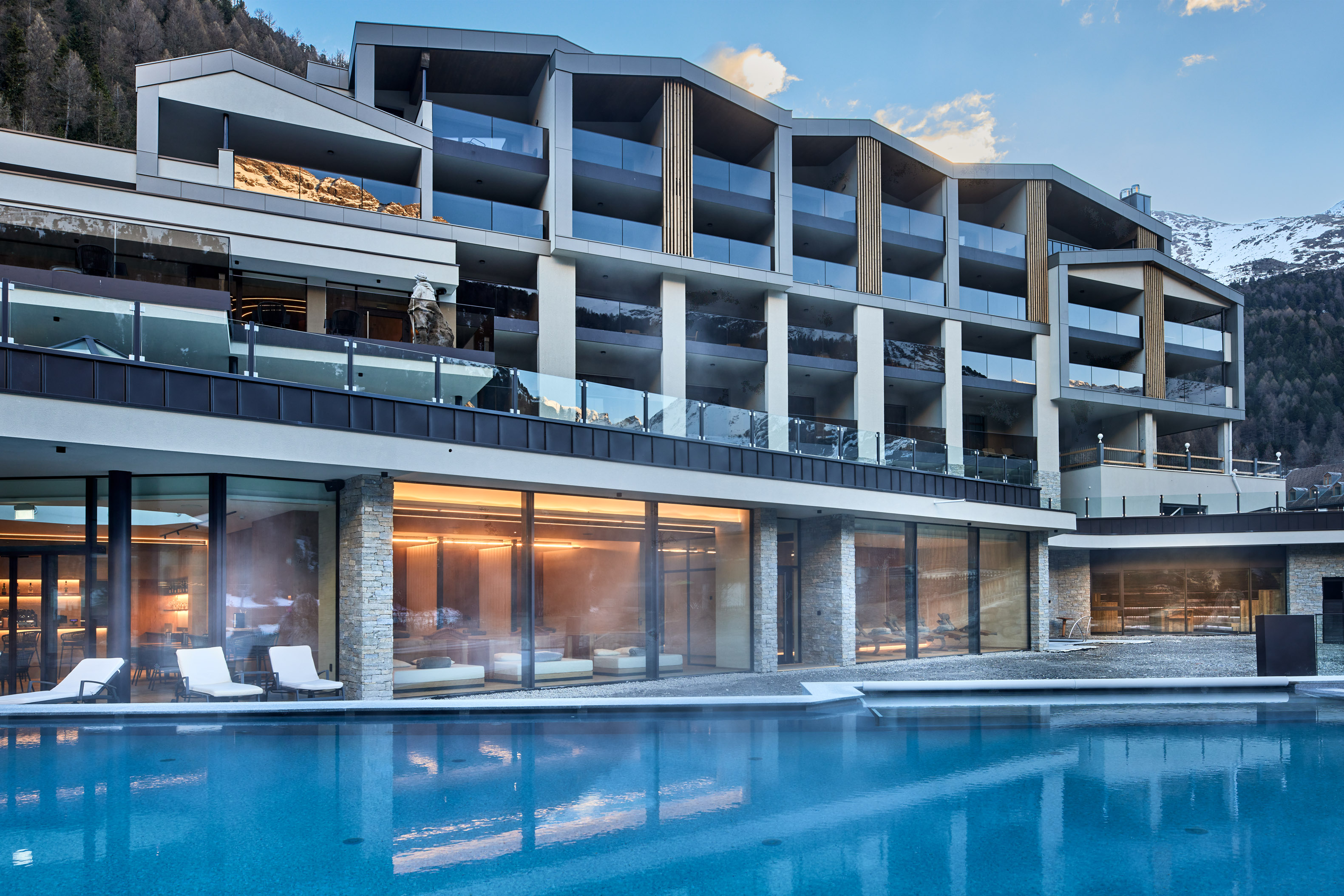Wellnesshotel: Außenansicht Hotel - Hotel Post am Ortler - Hotel | Umgebung, Wasser
