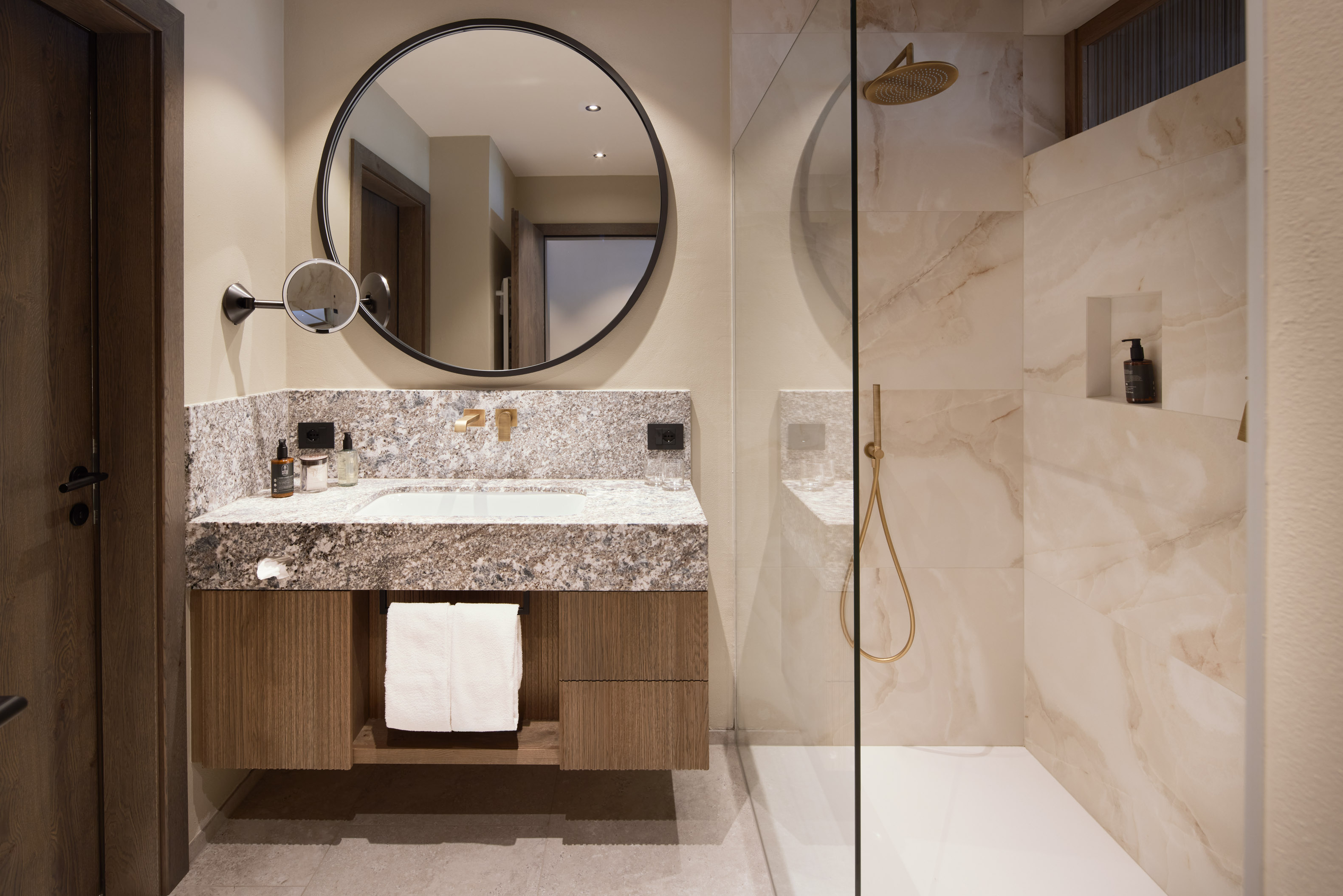 Wellnesshotel: Modernes Bad mit großer Dusche - Hotel Post am Ortler - Zimmer | Suiten