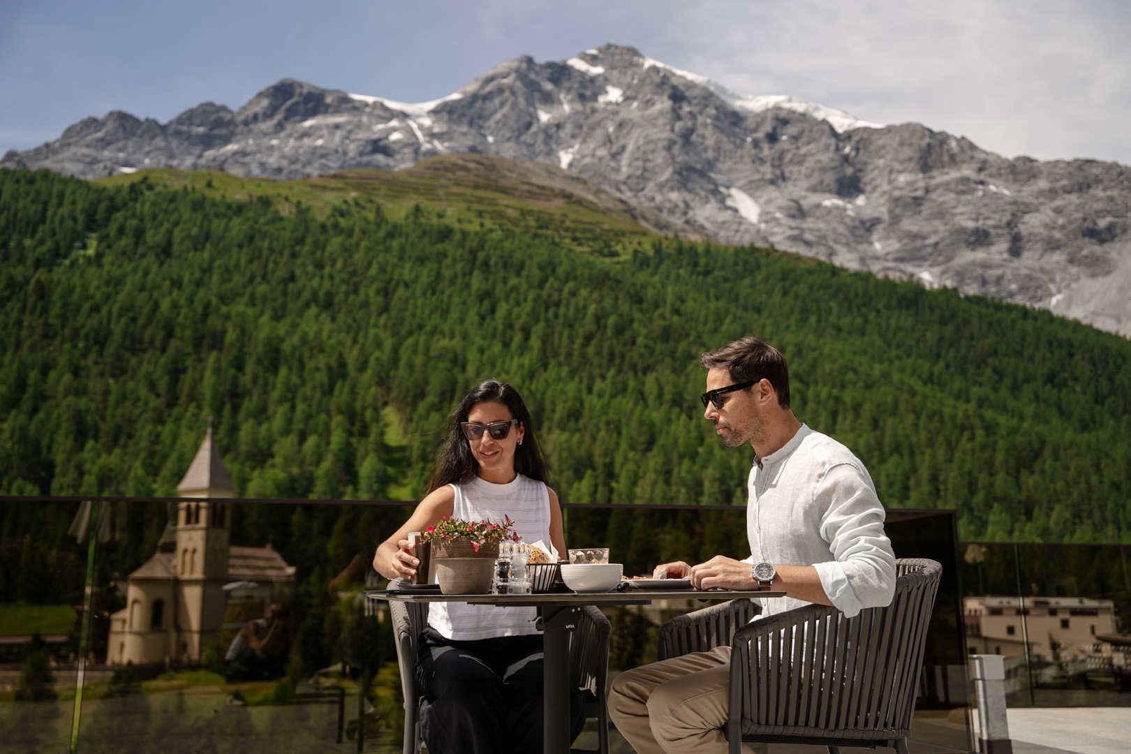 Wellnesshotel: Frühstücken auf der Sonnenterrasse mit Ausblick auf die Ortlergruppe - Hotel Post am Ortler - Hotel | Umgebung, Kulinarik | Restaurant