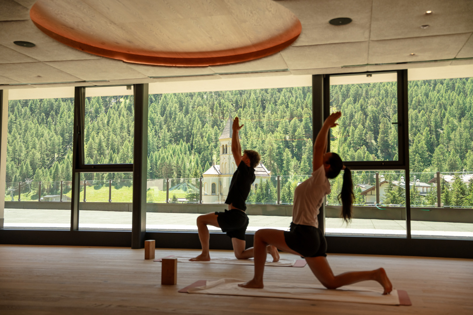 Wellnesshotel: Yogaraum mit Panoramafensterfront bietet Blick auf die umliegenden Gipfel - Hotel Post am Ortler - Hotel | Umgebung, Sauna | Spa
