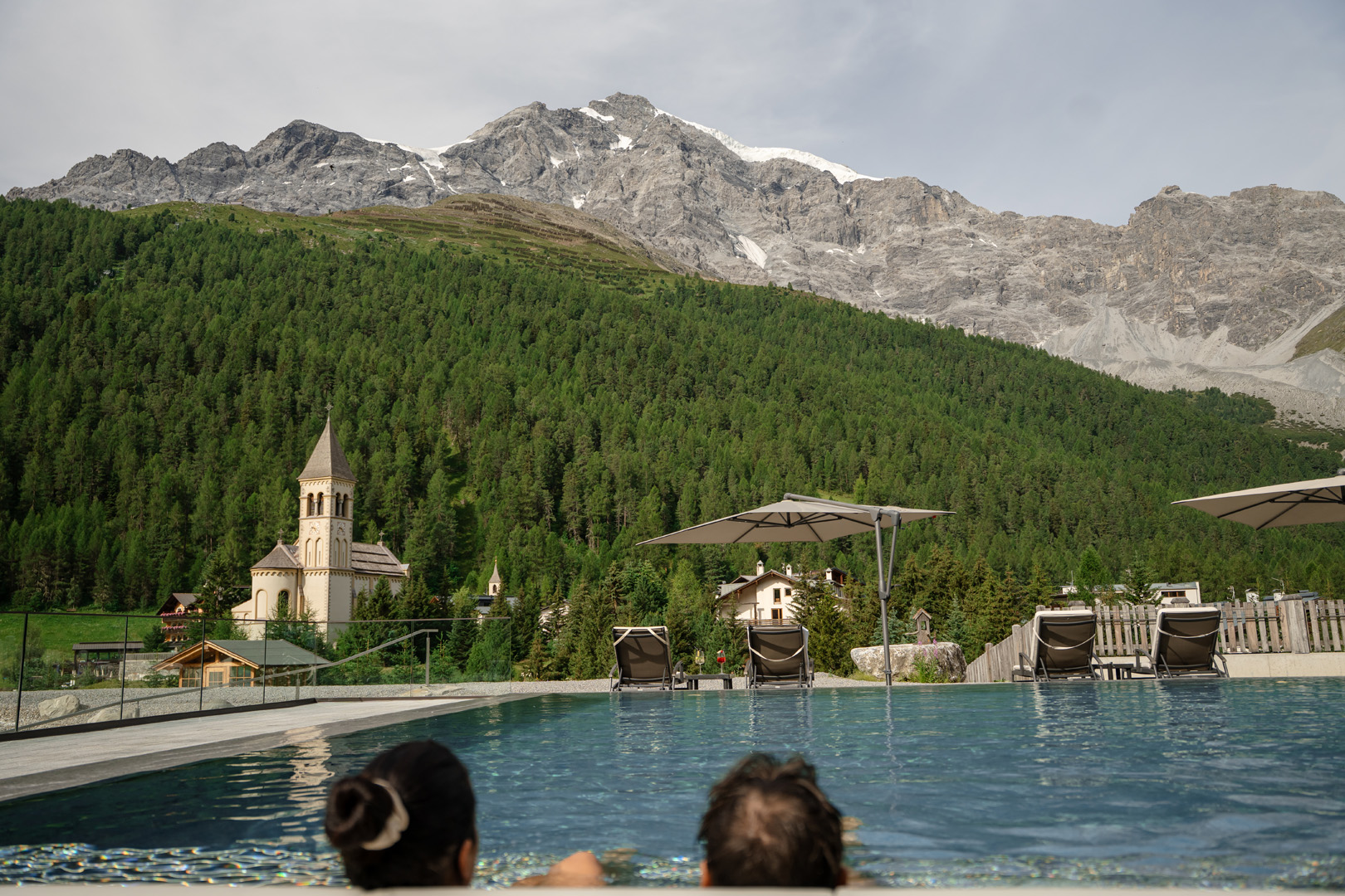 Wellnesshotel: Relaxen im Pool mit Ausblick auf die Ortlergruppe - Hotel Post am Ortler - Hotel | Umgebung, Sauna | Spa, Wasser