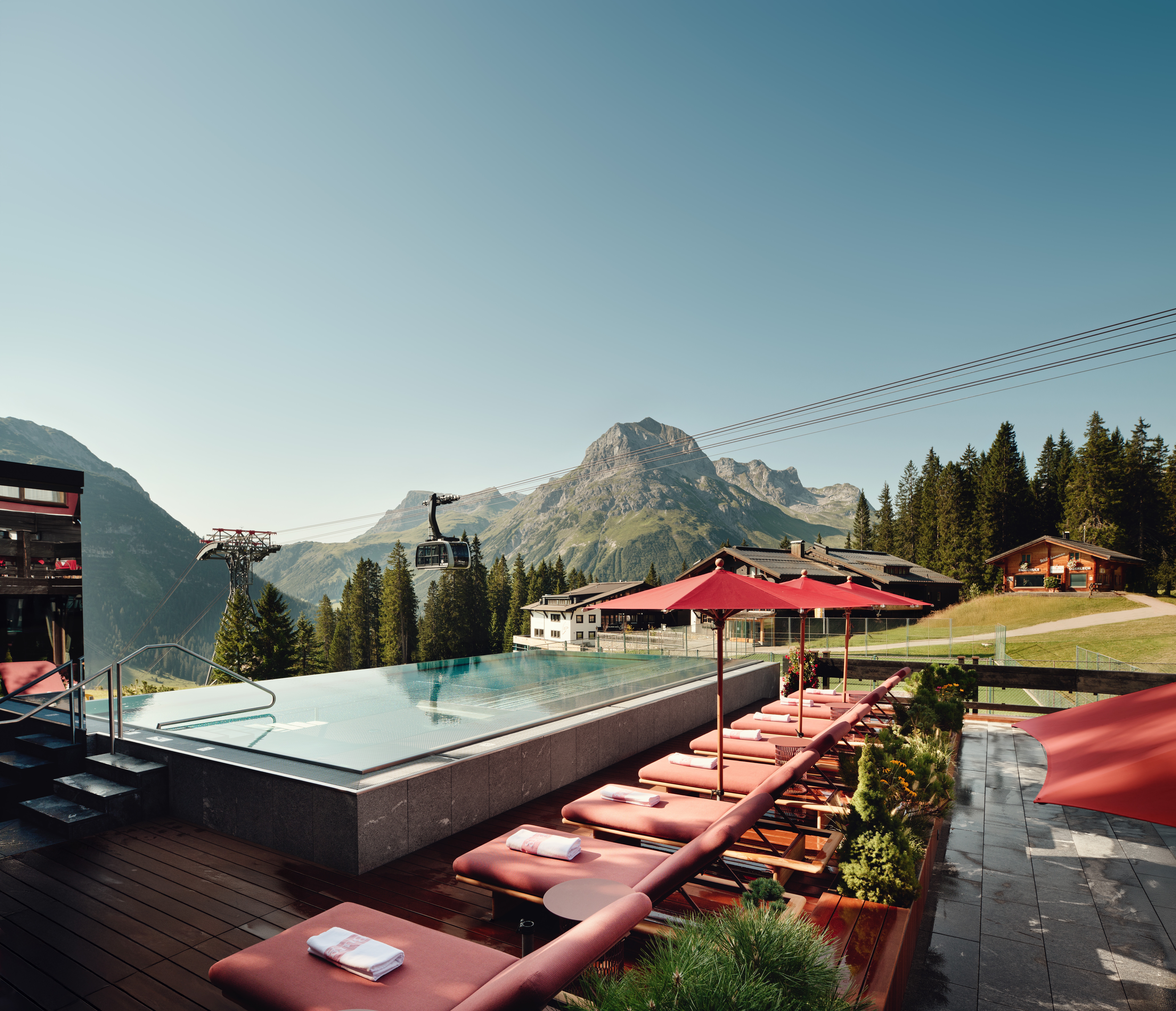 Wellnessurlaub - Grän - Burg Hotel Außenpool Infinity Pool - Burg Hotel