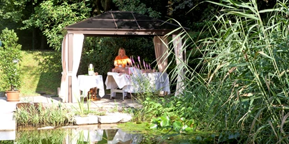 Wellnessurlaub - Schwanenstadt - Massagepavillon im Garten - EurothermenResort Bad Hall - Hotel Miraverde****