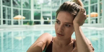 Wellnessurlaub - Schwanenstadt - Indoorpool mit Blick in den Park - EurothermenResort Bad Hall - Hotel Miraverde****