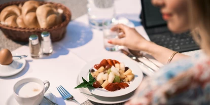Wellnessurlaub - Schwanenstadt - Frühstück auf der Parkterrasse  - EurothermenResort Bad Hall - Hotel Miraverde****