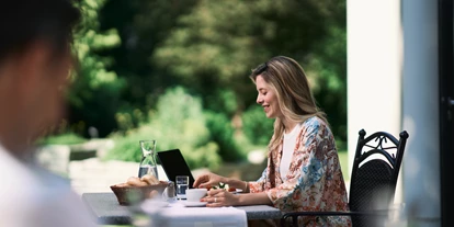 Wellnessurlaub - Schwanenstadt - Frühstück auf der Parkterrasse - EurothermenResort Bad Hall - Hotel Miraverde****