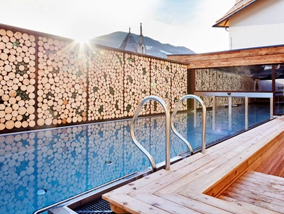 Wellnessurlaub - Faistenau - Outdoor-Pool im Hotel Eder - Lifestyle-Hotel Eder