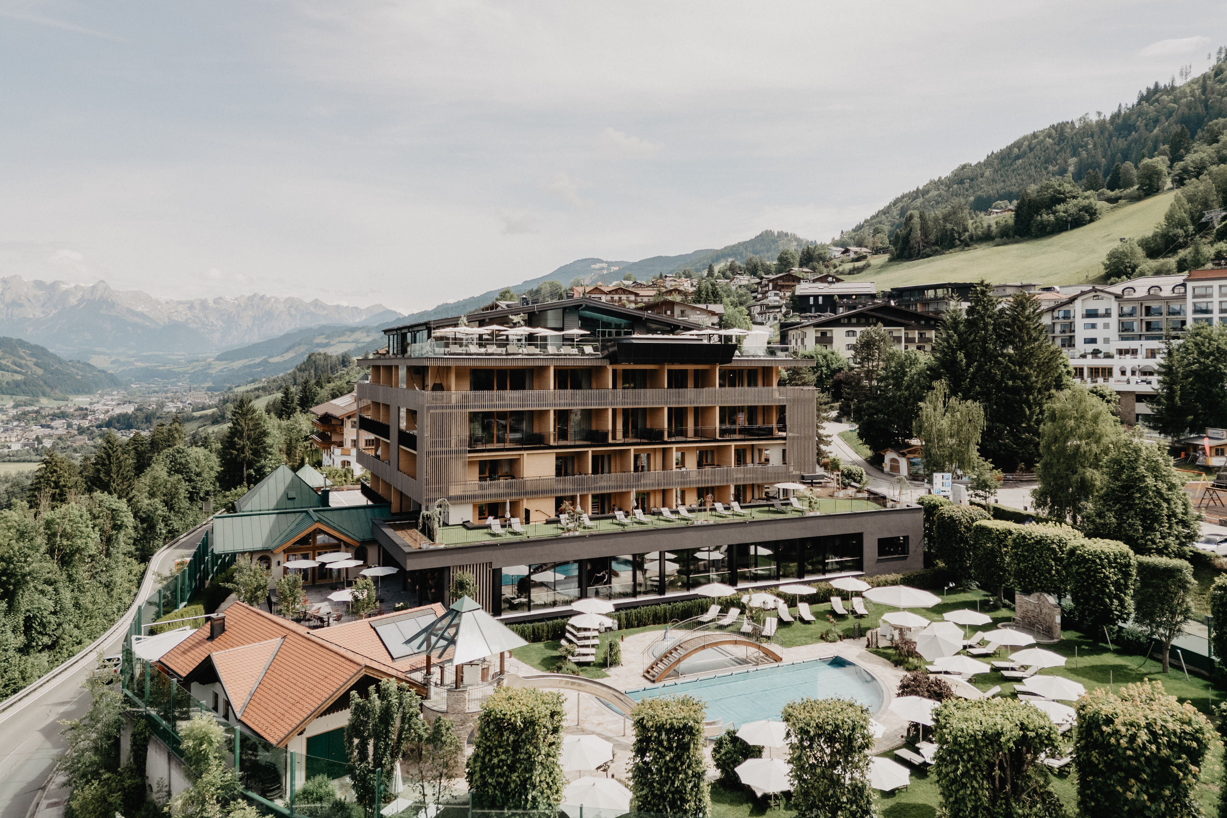 Wellnessurlaub - Lomi Lomi Nui - Salzburg - Hotel Außenfassade Sommer - Hotel Berghof | St. Johann in Salzburg