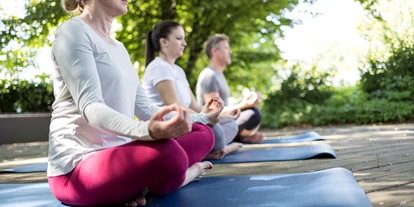 Wellnessurlaub - Restaurant - Stegersbach - Yogaeinheiten auf der eigenen Yoga-Plattform im Garten-Spa - Hotel & Spa Der Steirerhof Bad Waltersdorf