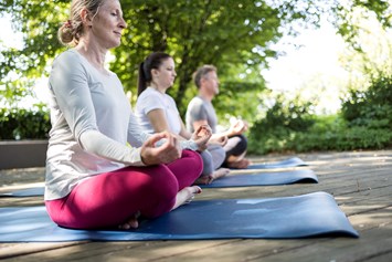 Wellnesshotel: Yogaeinheiten auf der eigenen Yoga-Plattform im Garten-Spa - Hotel & Spa Der Steirerhof Bad Waltersdorf