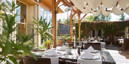 Wellnessurlaub - Restaurant - Stegersbach - Mediterraner Gastgarten - Garten-Hotel Ochensberger