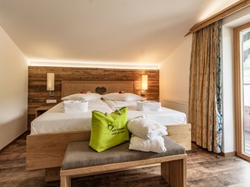 Hartweger's Hotel in Weißenbach bei Schladming Zimmerkategorien Ennstal Suite für 2 Personen mit Balkon