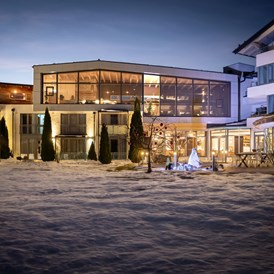 Wellnesshotel: Außenansicht des Hotels im Winter - Hartweger's Hotel in Weißenbach bei Schladming