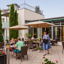 Wellnesshotel: Auf der Terrasse ist es gemütlich und ruhig - Hartweger's Hotel in Weißenbach bei Schladming