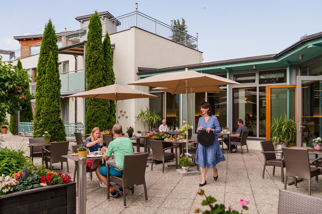 Wellnesshotel: Auf der Terrasse ist es gemütlich und ruhig - Hartweger's Hotel in Weißenbach bei Schladming