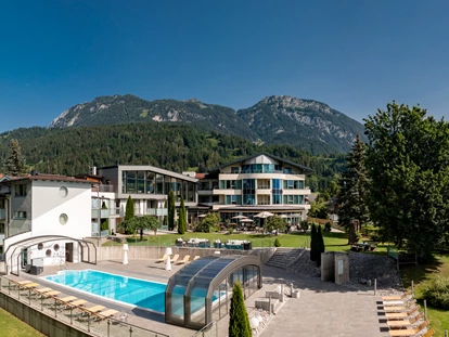 Wellnessurlaub - Hunde: auf Anfrage - Schöder - Unsere Hotelanlage im Sommer - Hartweger's Hotel in Weißenbach bei Schladming