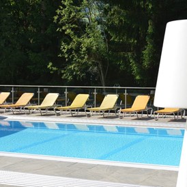 Wellnesshotel: Schwimmbecken im Freien - Hartweger's Hotel in Weißenbach bei Schladming