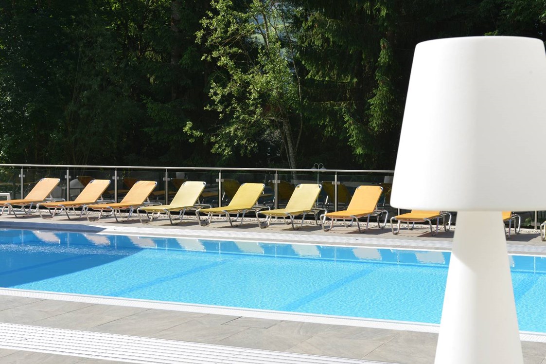 Wellnesshotel: Schwimmbecken im Freien - Hartweger's Hotel in Weißenbach bei Schladming