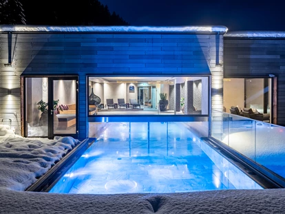Wellnessurlaub - Maurach - Hotelpool mit Winterlandschaft - Das Kaltenbach - Naturhotel im Zillertal