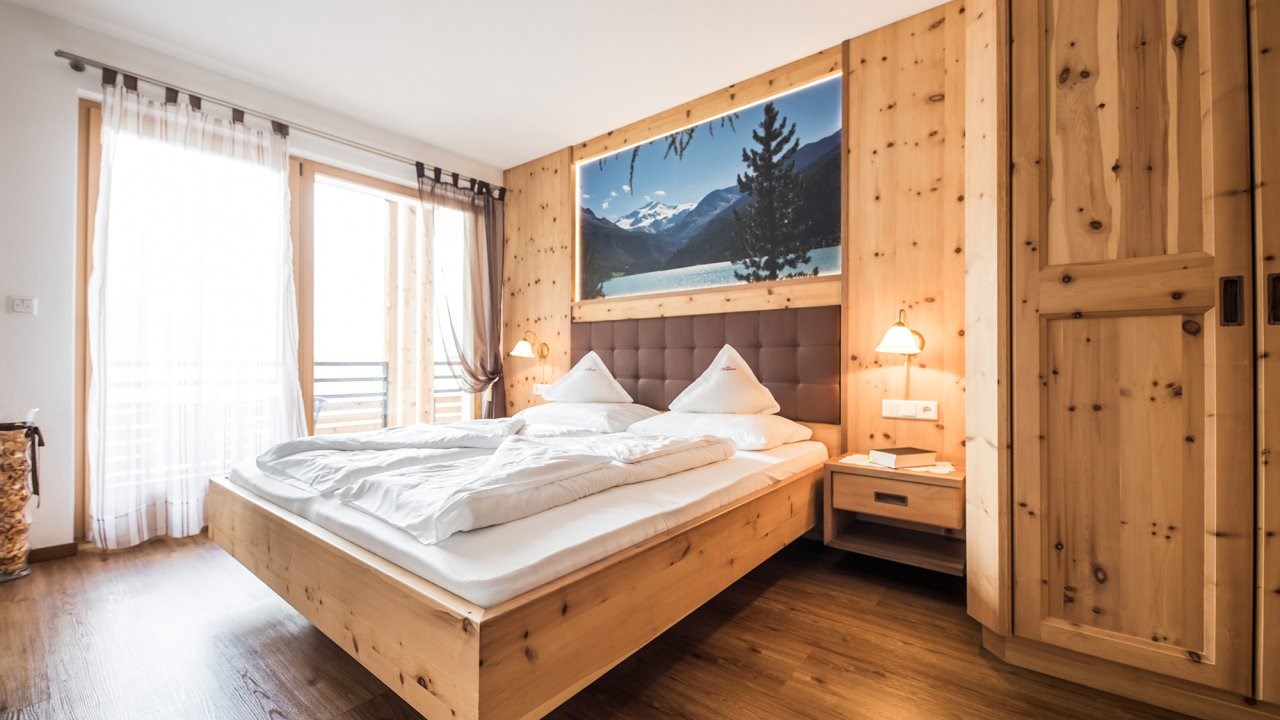 Hotel Burgaunerhof Zimmerkategorien Zirbelsuite "Waldduft"