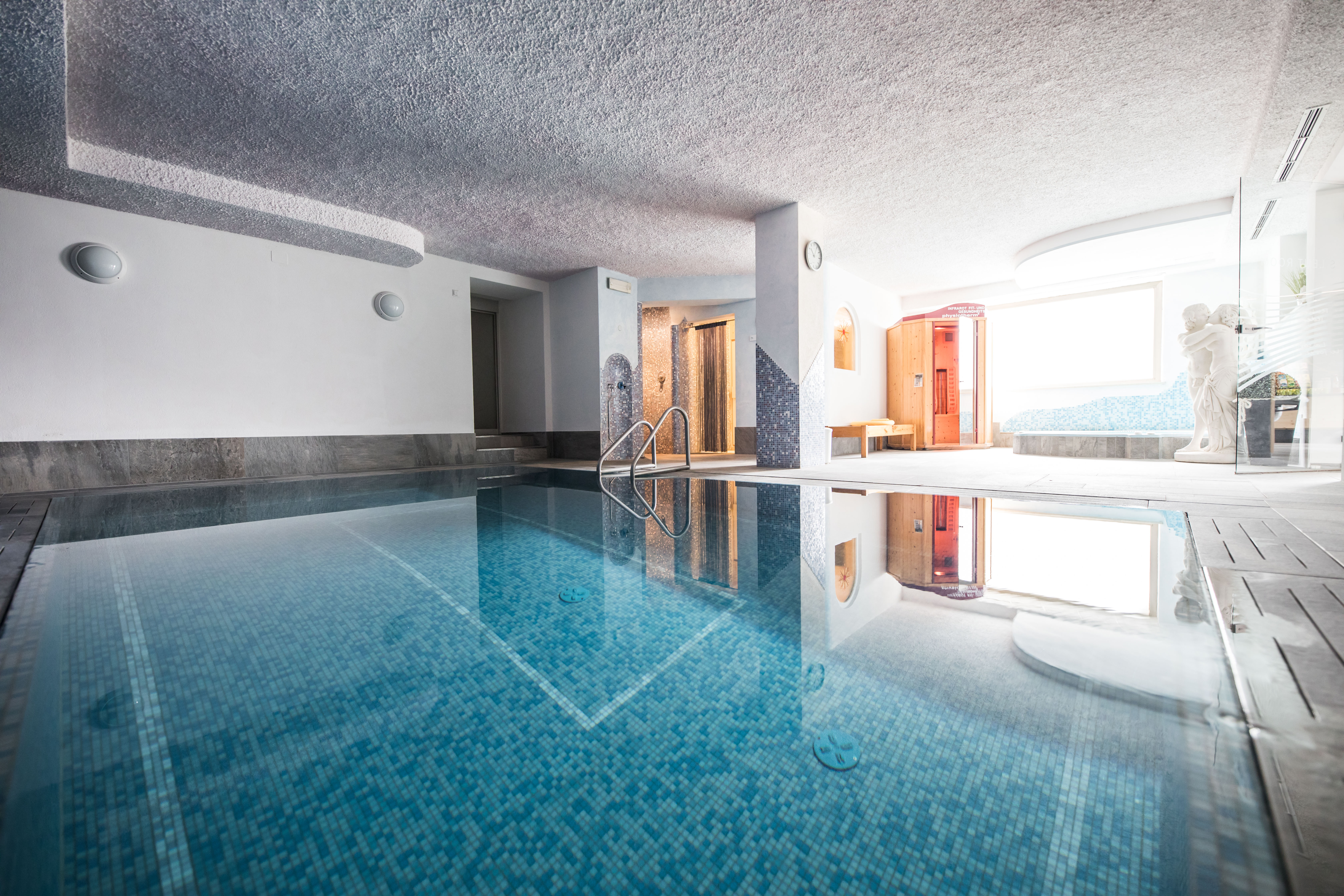 Wellnessurlaub - Südtirol  - Hallenbad mit Gegenstrom-Anlage  - Hotel Burgaunerhof