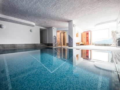 Wellnessurlaub - Dorf Tirol - Hallenbad mit Gegenstrom-Anlage  - Hotel Burgaunerhof
