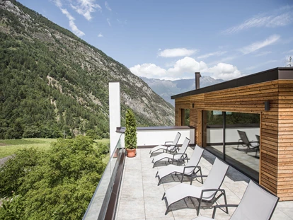 Wellnessurlaub - Dorf Tirol - Sonnenterrasse im Wellnessbereich - Hotel Burgaunerhof