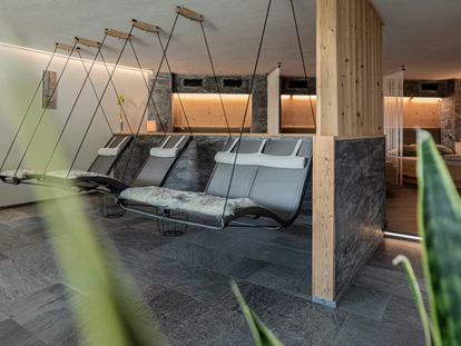 Wellnessurlaub - Dorf Tirol - Ruheraum mit Schwebeliegen - Hotel Burgaunerhof
