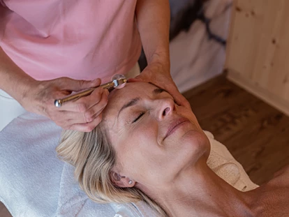 Wellnessurlaub - Dorf Tirol - Wohltuende Beautyanwendungen im Burgaunerhof SPA - Hotel Burgaunerhof