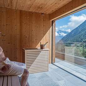 Wellnesshotel: Bio-Kräuter-Sauna mit Marteller Kräuter und Blick auf die Berglandschaft - Hotel Burgaunerhof