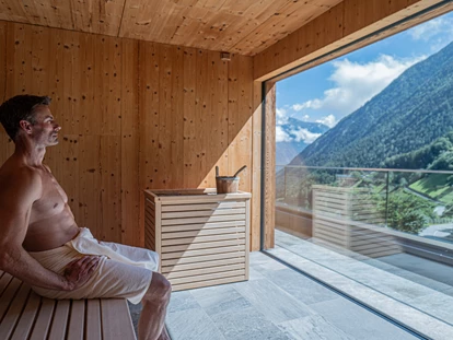 Wellnessurlaub - Dorf Tirol - Bio-Kräuter-Sauna mit Marteller Kräuter und Blick auf die Berglandschaft - Hotel Burgaunerhof