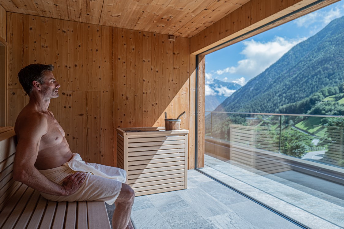 Wellnesshotel: Bio-Kräuter-Sauna mit Marteller Kräuter und Blick auf die Berglandschaft - Hotel Burgaunerhof