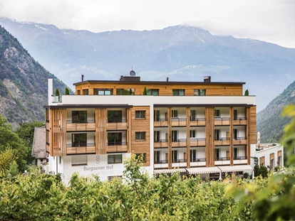 Wellnessurlaub - Dorf Tirol - Außenansicht vom Hotel Burgaunerhof in Südtirol - Hotel Burgaunerhof