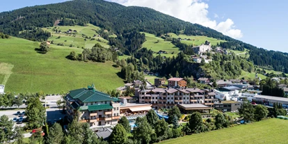 Wellnessurlaub - Babysitterservice - Außenansicht Sommer  - Dolomiten Residenz Sporthotel Sillian