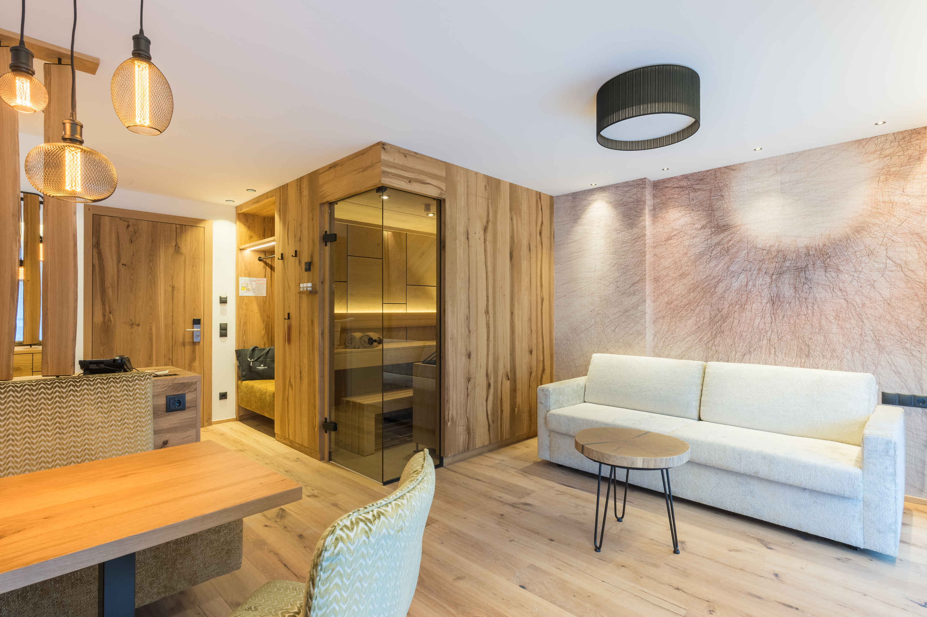Wellnesshotel: Wohnbereich - Alpin Suite mit Bio-Sauna  - Ferienhotel Sonnenhof****