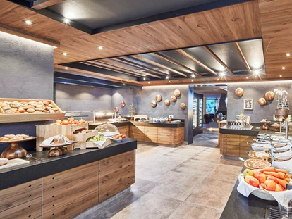 Wellnessurlaub - Fahrradverleih - Innsbruck - Täglich können Sie sich bei unserem Flower Power Buffet bedienen vom Frühstück über Late Lunch bis hin zur Tea Time, mit köstlich hausgemachten Kuchen. Alles im Preis inklusive! - ZillergrundRock Luxury Mountain Resort