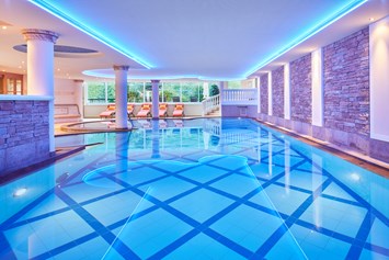 Wellnesshotel: Ziehen Sie nach einem Tag voller Erlebnisse noch ein paar Runden in unserem Indoor Pool!  - ZillergrundRock Luxury Mountain Resort