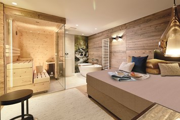 Wellnesshotel: Unser Spa Suite Alpin Lodge mit freistehender Badewanne und Bio Sauna! - ZillergrundRock Luxury Mountain Resort