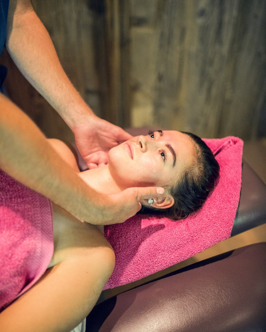 ZillergrundRock Luxury Mountain Resort Massagen im Detail Entspannende Ohrmassage