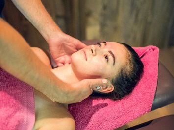ZillergrundRock Luxury Mountain Resort Massagen im Detail Entspannende Ohrmassage