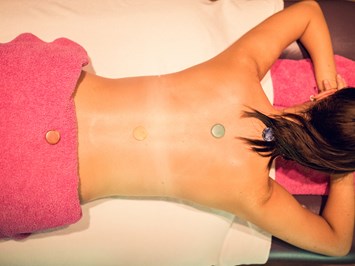 ZillergrundRock Luxury Mountain Resort Massagen im Detail Energie mit Edelsteinen