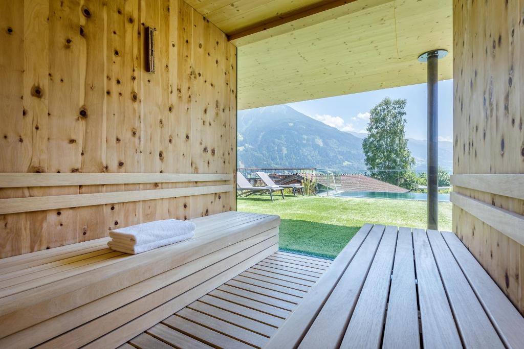 Gardenhotel Crystal Saunen und Bäder im Detail Panoramasauna