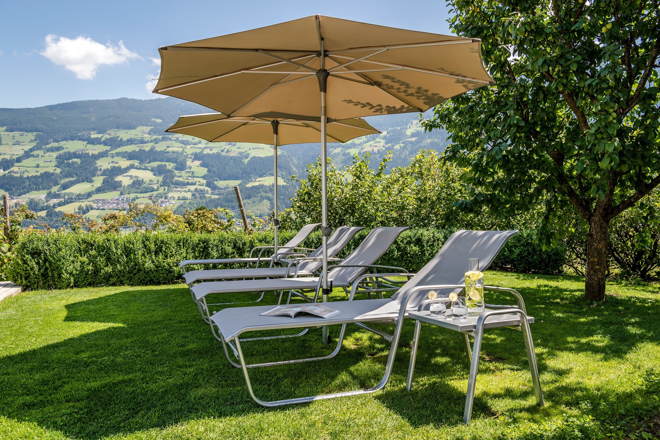 Wellnesshotel: Liegewiese im Garten - Gartenhotel Crystal