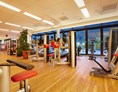 Wellnesshotel: 160m² lichtdurchflutendes Fitness-Studio - Genießer-Hotel Theresa