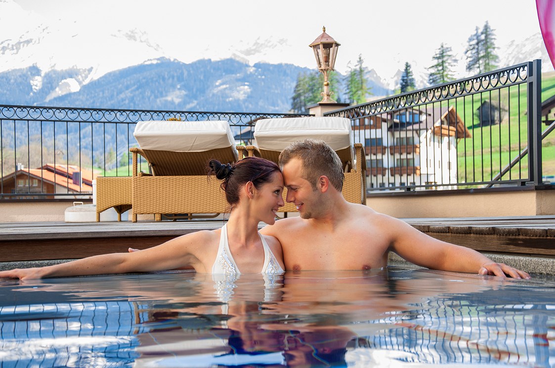 Wellnesshotel: Outdoor Pool mit Panorama Blick - Romantik & Spa Alpen-Herz