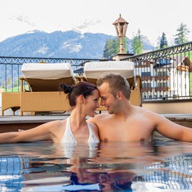 Wellnesshotel: Outdoor Pool mit Panorama Blick - Romantik & Spa Alpen-Herz