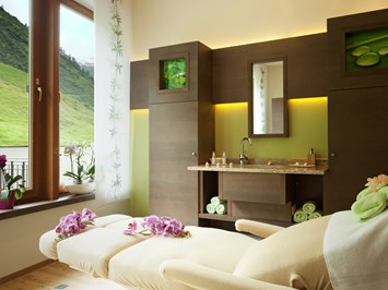 Hotel Alpenhof  Behandlungen im Detail Entspannen bei Massagen und Beauty-Behandlungen