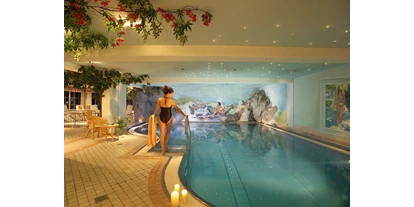 Wellnessurlaub - Fontanella - Hallenbad mit Whirlshow und Gegenstromanlage - Sporthotel Grandau