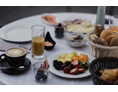 Wellnesshotel: ausgewogenes Frühstück mit á la Carte Gerichten - Hotel das stachelburg